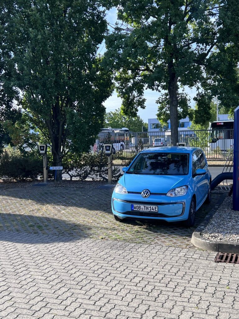 E-Auto lädt an Ladestation bei Thieme